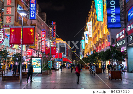 《上海》南京東路・夜の繁華街 《上海》南京東路・夜の繁華街 64857519