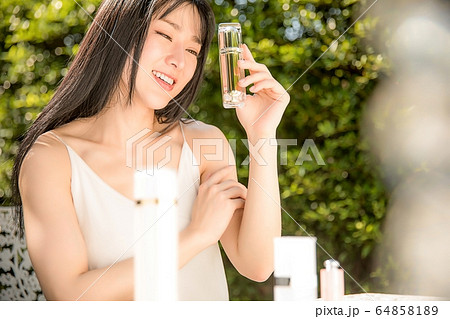若い 綺麗 女性 コスメ 美容 屋外 新緑 初夏 人物 素材 若い 綺麗 女性 コスメ 美容 屋外 新緑 初夏 人物 素材 64858189