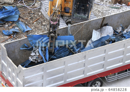 解体現場 廃棄物の積み出し 解体現場 廃棄物の積み出し 64858228