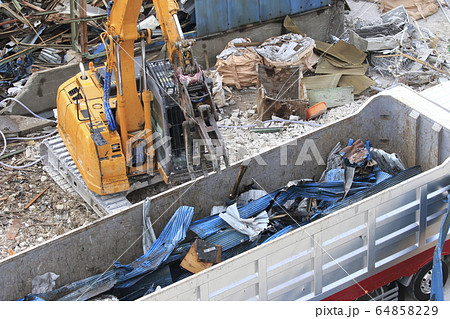 解体現場 廃棄物の積み出し 解体現場 廃棄物の積み出し 64858229