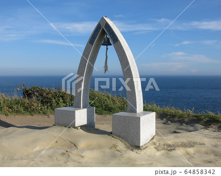 鵜原理想郷の手弱女平にある幸せの鐘(鐘型モニュメント) 鵜原理想郷の手弱女平にある幸せの鐘(鐘型モニュメント) 64858342