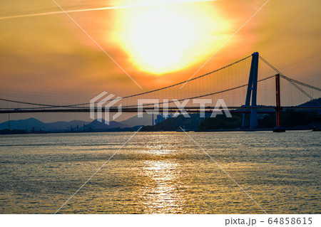 夕焼け 高層ビル 夕日 64858615