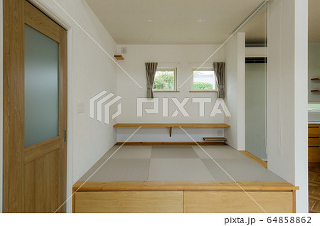 住宅　小上がりスペース 64858862