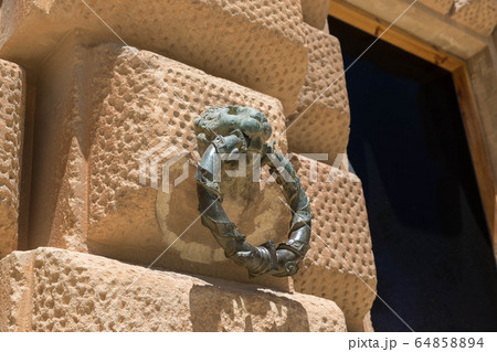 スペイン・グラナダのアルハンブラ宮殿 64858894