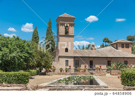 スペイン・グラナダのアルハンブラ宮殿 64858906