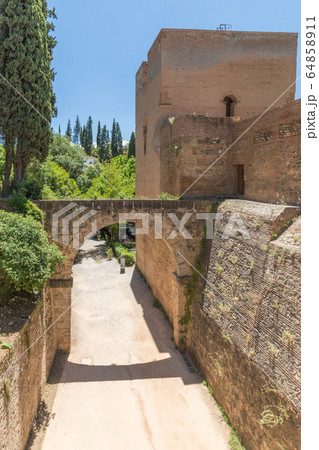 スペイン・グラナダのアルハンブラ宮殿 64858911