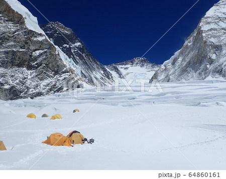 キャンプ１から見るエベレストとローツェ 64860161