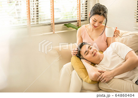 若い カップル 夫婦 男女 恋人 ソファ 幸せ 暮らし 人物 素材 若い カップル 夫婦 男女 恋人 ソファ 幸せ 暮らし 人物 素材 64860404