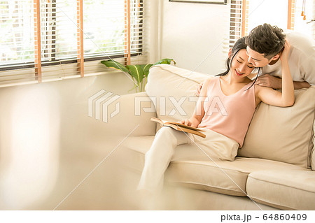 若い カップル 夫婦 男女 恋人 ソファ 幸せ 暮らし 人物 素材 若い カップル 夫婦 男女 恋人 ソファ 幸せ 暮らし 人物 素材 64860409