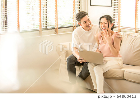 若い カップル 夫婦 男女 恋人 ソファ 幸せ 暮らし 人物 素材 若い カップル 夫婦 男女 恋人 ソファ 幸せ 暮らし 人物 素材 64860413