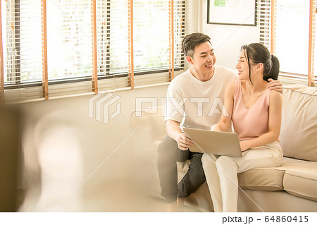 若い カップル 夫婦 男女 恋人 ソファ 幸せ 暮らし 人物 素材 若い カップル 夫婦 男女 恋人 ソファ 幸せ 暮らし 人物 素材 64860415