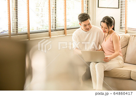 若い カップル 夫婦 男女 恋人 ソファ 幸せ 暮らし 人物 素材 若い カップル 夫婦 男女 恋人 ソファ 幸せ 暮らし 人物 素材 64860417