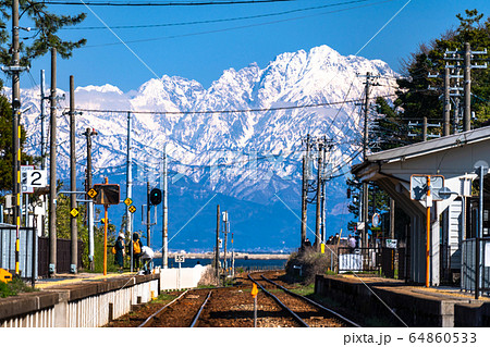 《富山県》雨晴駅・駅舎と立山連峰 64860533