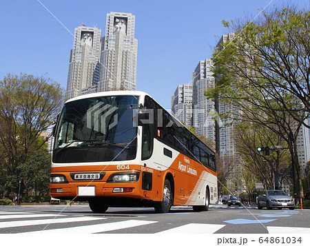 西新宿を行く東京空港交通(リムジンバス/日産スペースアロー) 西新宿を行く東京空港交通(リムジンバス/日産スペースアロー) 64861034