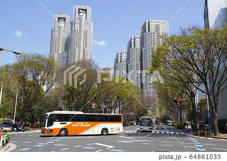 西新宿を行く東京空港交通（リムジンバス／日産スペースアロー） 64861035