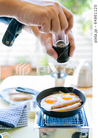 男性　庭キャンプ　朝食 64861120