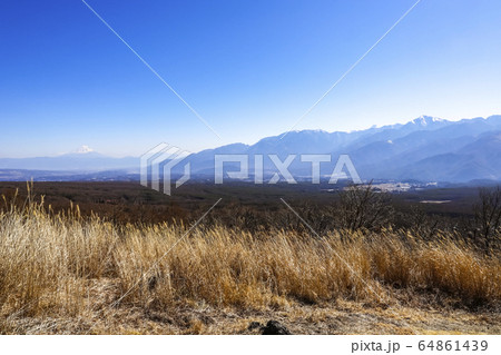 【長野県】富士見高原・創造の森　望峰の丘展望台からの眺望 64861439