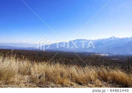 【長野県】富士見高原・創造の森　望峰の丘展望台からの眺望 64861440
