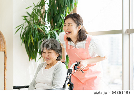 介護　シニア　車イス 64861493