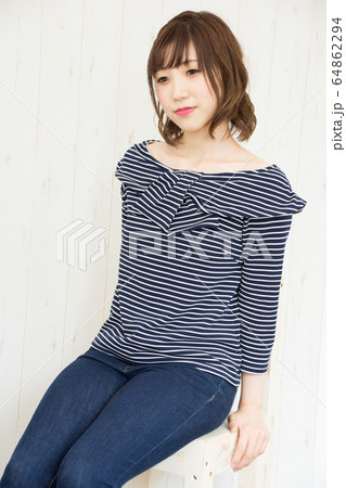 椅子に座る女性 椅子に座る女性 64862294