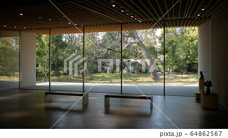現代アートな庭園風景 64862567