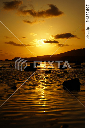男鹿半島　夕日 64862697