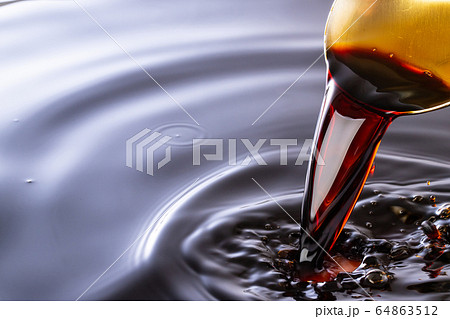 醤油を注ぐ 64863512