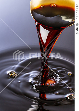 醤油を注ぐ 醤油を注ぐ 64863518