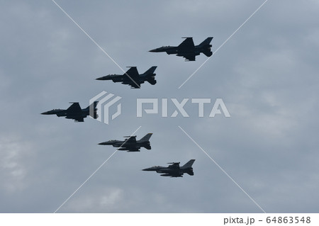 航空自衛隊F-2戦闘機と米空軍F-16戦闘機の編隊飛行 64863548