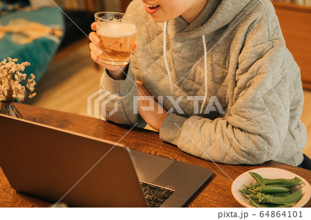 オンライン飲み会 64864101