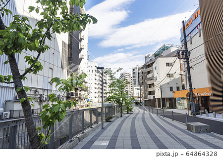 都市風景 渋谷リバーストリート 再開発された渋谷川沿いの風景 都市風景 渋谷リバーストリート 再開発された渋谷川沿いの風景 64864328