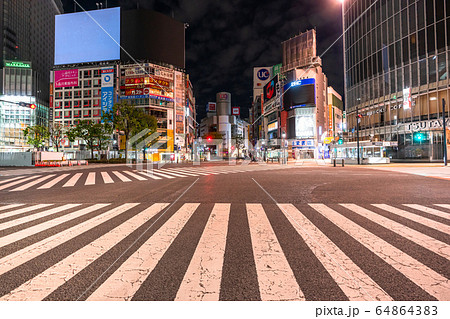 《東京都》人の消えた渋谷・自粛ムードの東京 64864383