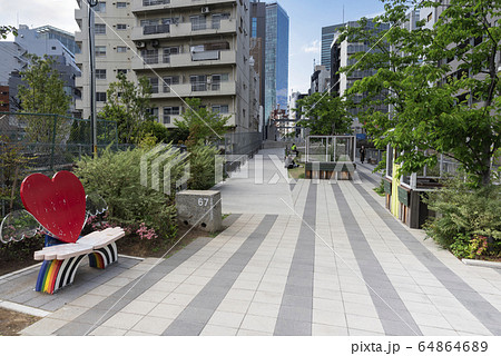 都市風景　渋谷リバーストリート　再開発された渋谷川沿いの風景 64864689