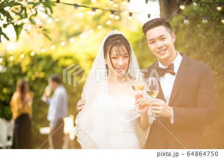 若い カップル 結婚式 ウェディング ドレス 花嫁 花婿 幸せ 祝う 人物 素材 若い カップル 結婚式 ウェディング ドレス 花嫁 花婿 幸せ 祝う 人物 素材 64864750