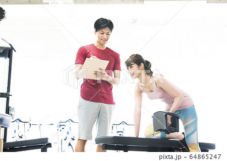 パーソナルトレーニングをする女性 64865247