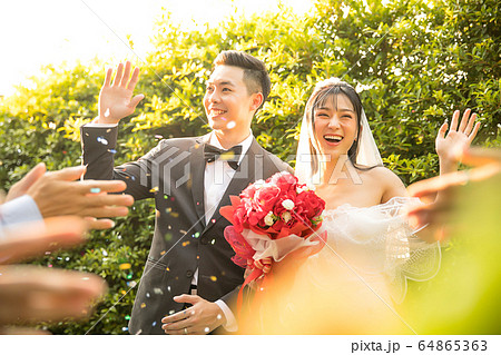 若い　カップル　結婚式　ウェディング　ドレス　花嫁　花婿　幸せ　祝う　人物　素材 64865363