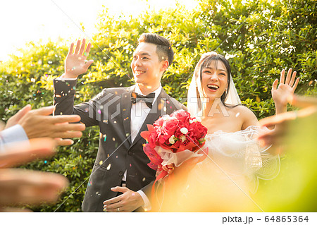 若い カップル 結婚式 ウェディング ドレス 花嫁 花婿 幸せ 祝う 人物 素材の写真素材