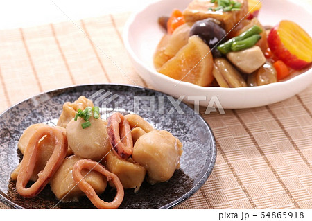 イカとサトイモの煮物　ダイコンとサトイモの煮物 64865918