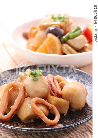 イカとサトイモの煮物　ダイコンとサトイモの煮物 64865919