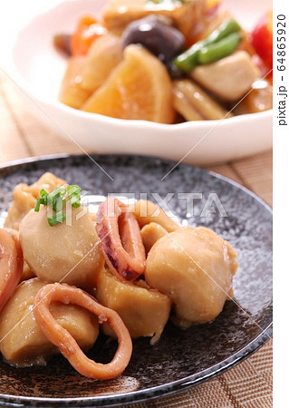 イカとサトイモの煮物　ダイコンとサトイモの煮物 64865920