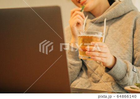 オンライン飲み会 オンライン飲み会 64866140