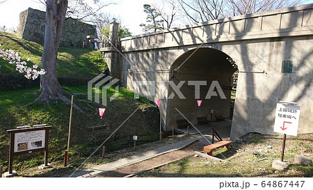 上田城二の丸橋（旧上田交通真田傍陽線公園前駅） 64867447