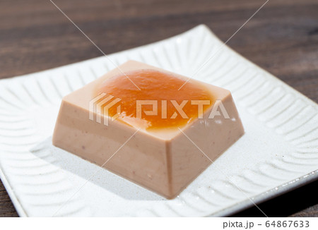日本の伝統食、くるみ豆腐（くるみを使用して作った豆腐。甘辛い味噌だれをかけて食べる。）植物性の食べ物 64867633