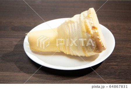 湯がいたタケノコ（筍、竹の子、たけのこ）（湯がいてあく抜きして皮をむいた状態）、日本、韓国、中国、ベ 64867831