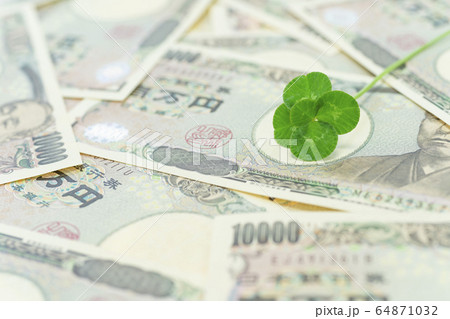 5つ葉のクローバーと1万円札 64871032