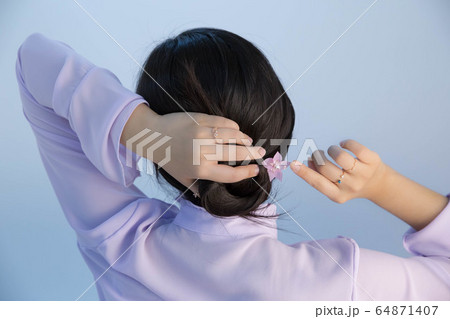 女性 美容 一人 64871407