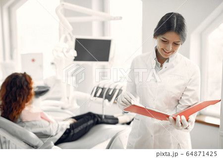 Beautiful girl sitting in the dentist's office 64871425