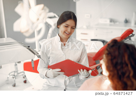 Beautiful girl sitting in the dentist's office 64871427