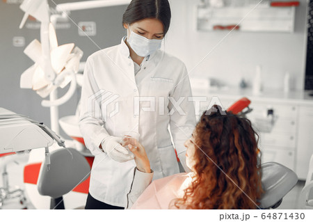 Beautiful girl sitting in the dentist's office 64871430