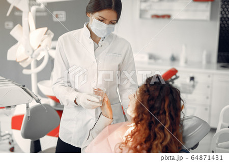 Beautiful girl sitting in the dentist's office 64871431